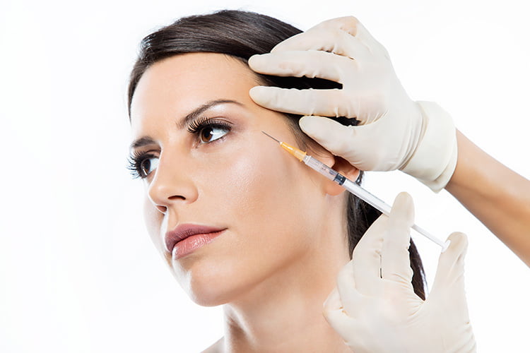 Bild zeigt Frau bei Behandlung mit Botox