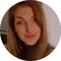 Frau mit langen Haaren und einem freundlichen Gesichtsausdruck