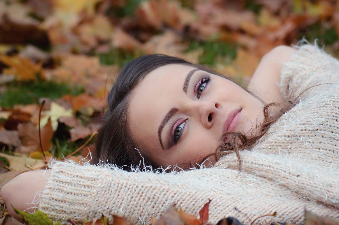 Frau im Herbst
