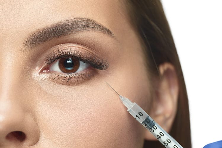 BIld zeigt Auge mit Spritze