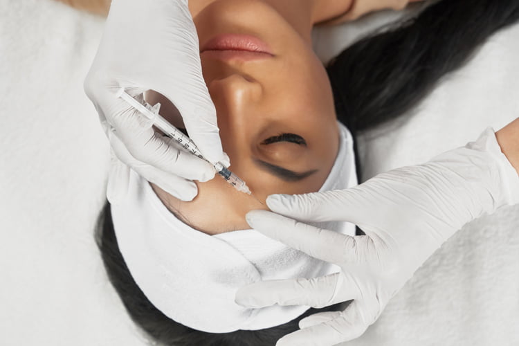 Frau bei Botox Behandlung