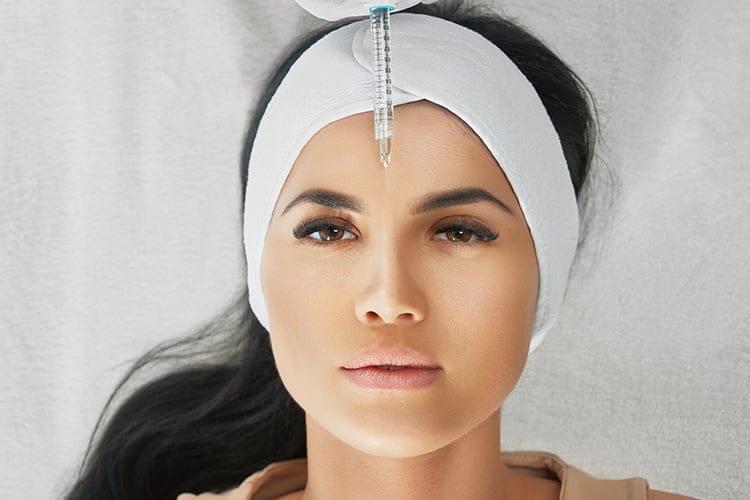 Bild zeigt Botox Behandlung bei einer Frau