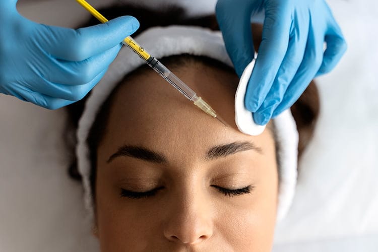 Bild zeigt Botox Behandlung bei Frau