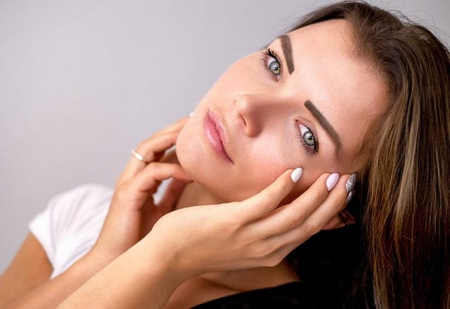 junge Frau mit optimalem Gesicht