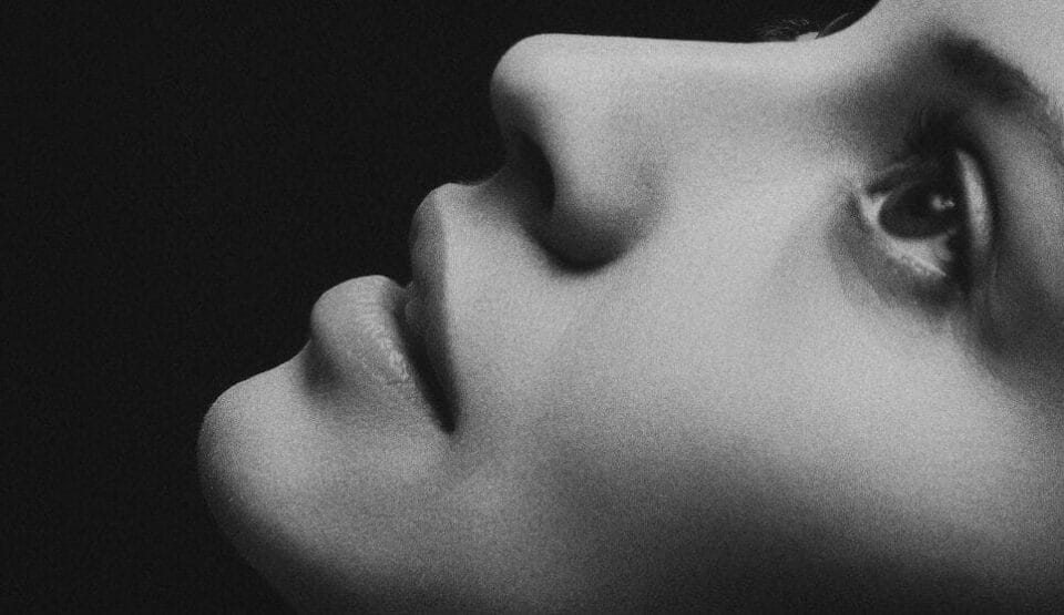 feminines Gesicht im Profil