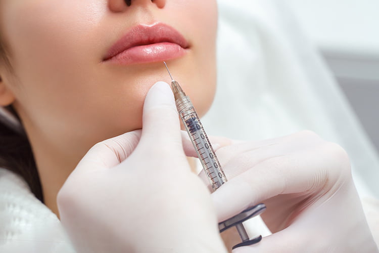 Bild zeigt Frau bei Lippen Behandlung