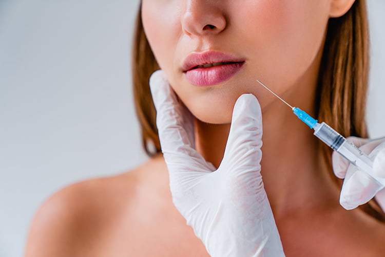 Bild zeigt Frau bei Lippen Behandlung