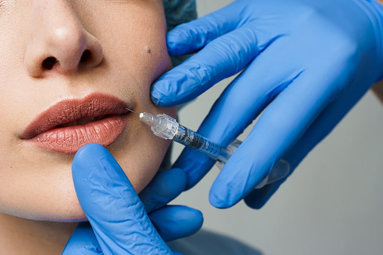 Bild zeigt Frau bei Botox Behandlung