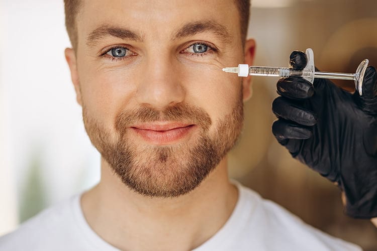 Mann mit Spritze im Gesicht