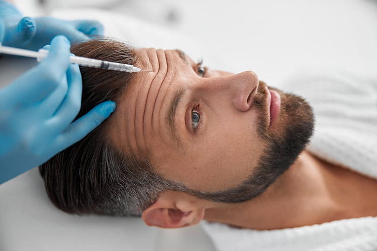 Bild zeigt Mann bei Botox Behandlung