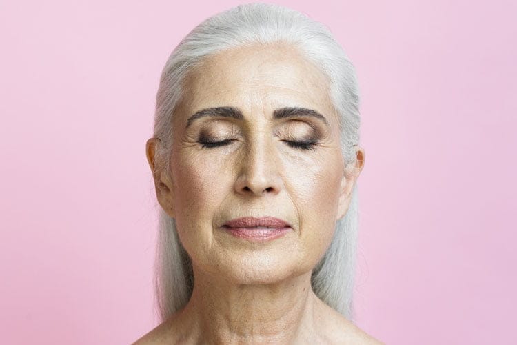 ältere frau mit schönem, ohne botox gesicht