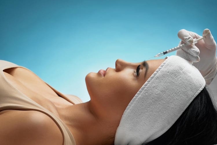 Frau liegt für die Botox Spritze bereit