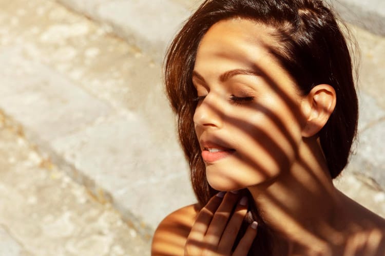 Frau hält ihr Gesicht nicht in die Sonne, weil sie Botox in Wien injizieren hat lassen