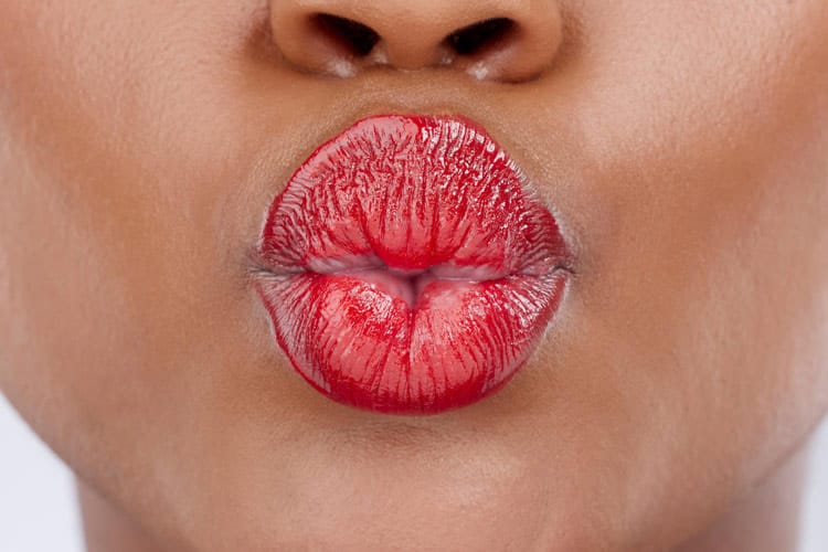 Frauenllippen mit Botox machen einen Kussmund
