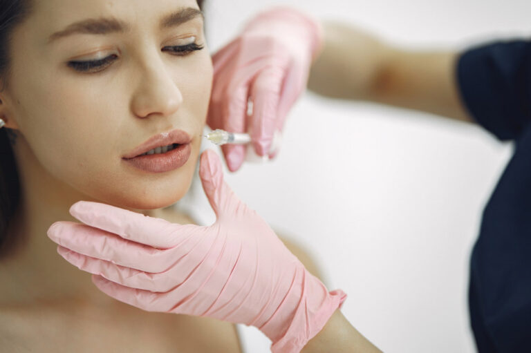 Frau bekommt eine Injektion von Botox in Wien
