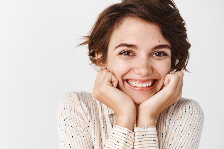 Frau mit Gummy Smile schaut süß aus