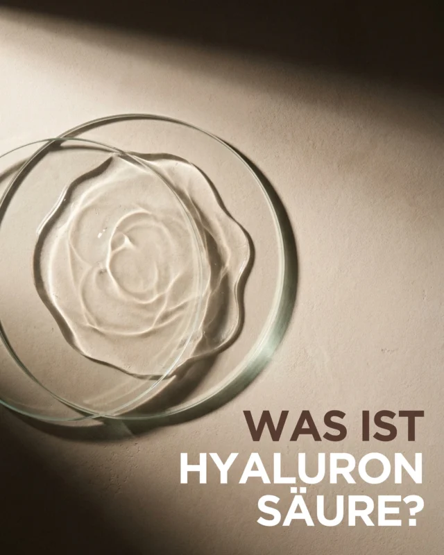 Hyaluronsäure – klein in der Menge, groß in der Wirkung. 💧✨

Sie bindet große Mengen Wasser und sorgt so für intensive Feuchtigkeit und ein pralleres Hautbild.

Das Ergebnis? Eine Haut, die frischer, glatter und hydratisierter wirken kann. 🤍

Swipe durch den Carousel und erfahre mehr über den Beauty-Allrounder. 👀

#Hyaluronsäure #Hautpflege #Hydration #GlowSkin #Schönheit2go / AI generated content