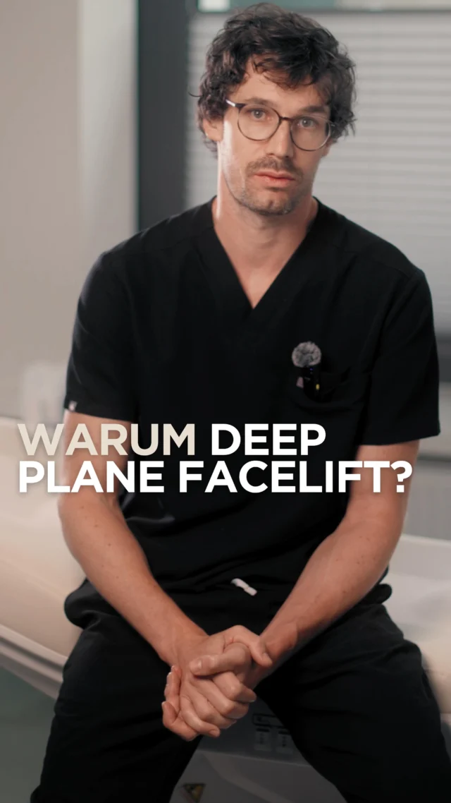 Was macht das Deep Plane Facelift anders als klassische Facelift-Techniken? 👀

Ein wichtiger Unterschied liegt in der Behandlung der tieferen Gewebeschichten: Beim Deep Plane Facelift bleiben Haut- und darunterliegende Gewebeschichten miteinander verbunden, während gezielt Haltebänder gelöst werden. Dadurch kann das Gewebe repositioniert werden, anstatt lediglich an der Haut zu ziehen. ✨

Das Ziel: ein natürlich wirkendes und langfristiges Ergebnis – ohne den typischen „gezogen“-Look. 🤍

Und was ist mit Hyaluronsäure?

Hyaluron kann Volumen aufbauen und Gesichtspartien definieren, ein chirurgisches Lifting kann es jedoch nicht ersetzen. Zu viel Volumen bzw. zu häufige Filler-Behandlungen können zu einem überfüllten Erscheinungsbild beitragen – weshalb eine individuelle Behandlungsplanung und ausreichende Abstände wichtig sind.

Du hast Fragen zum Deep Plane Facelift oder zu Filler-Behandlungen? Schreib uns gerne eine Nachricht. 💌

#DeepPlaneFacelift #FaceliftWien #Gesichtsstraffung #HyaluronFiller #schönheit2go
